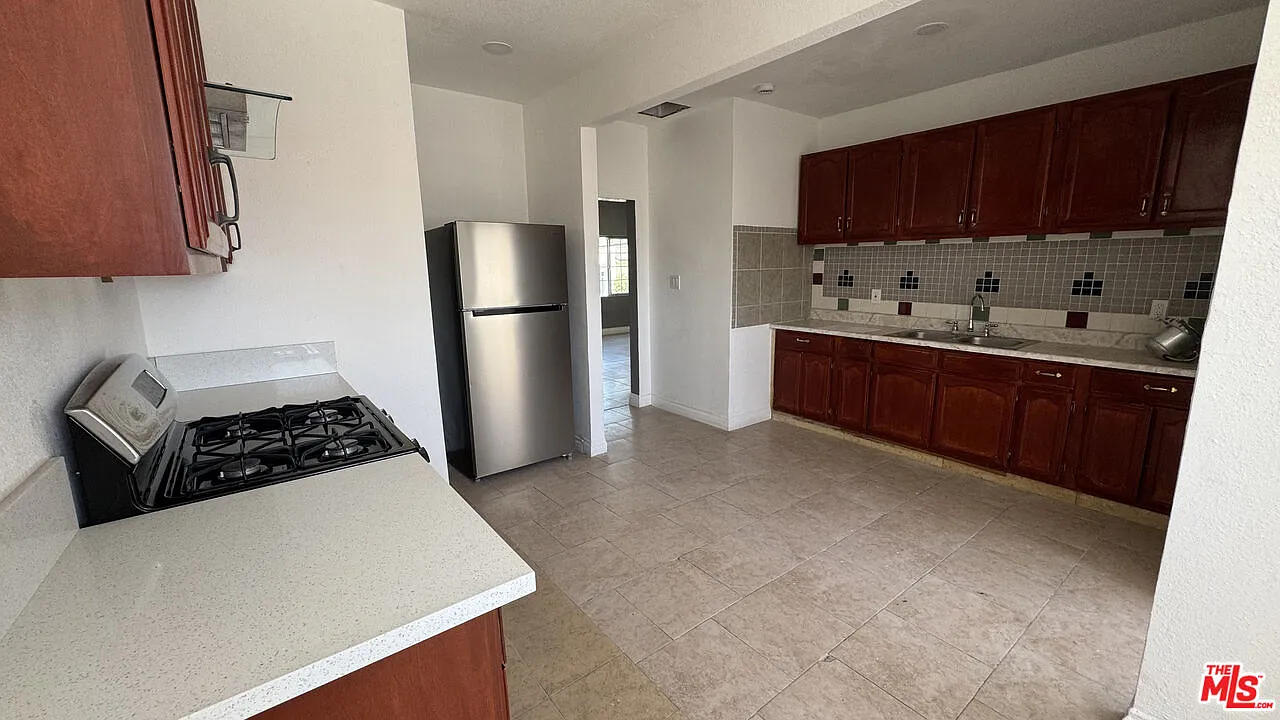 3 bed, 2.0 bath, 3028 sqft, $3,200 — Photo 4