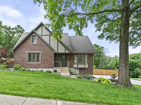 2108 SW Brookshire Dr, Blue Springs, MO 64015