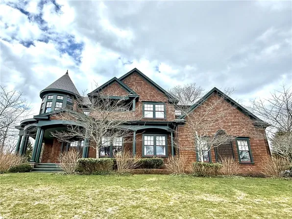 381 Gibbs Ave, Newport, RI 02840