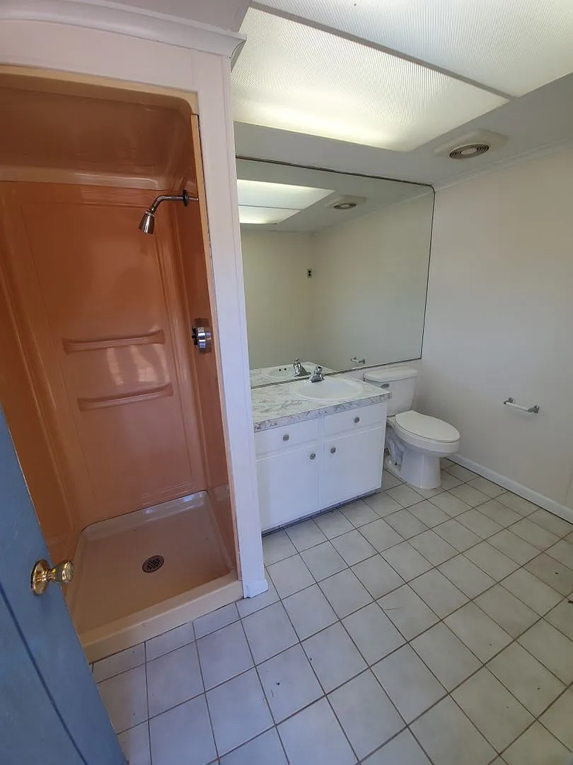 Just Reduced! Home for Rent. Kerr Lake — Photo 2