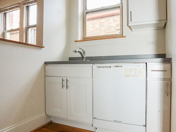 4th image of 2022 W Berwyn Ave APT 3B