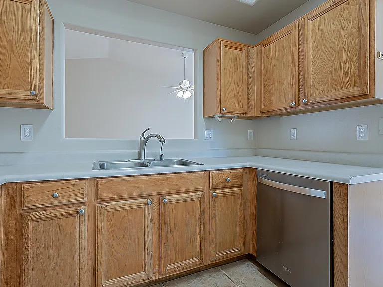 718 W Baylor Ln — Photo 13