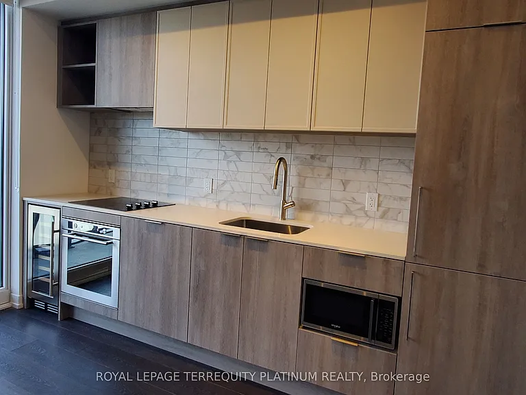 2020 Bathurst St #725 — Photo 2