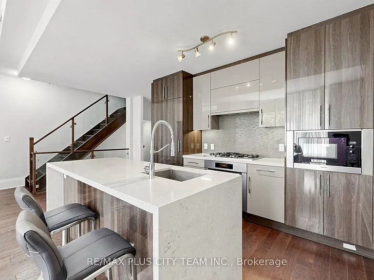 29 Queens Quay E #Townhouse 122 — Photo 6