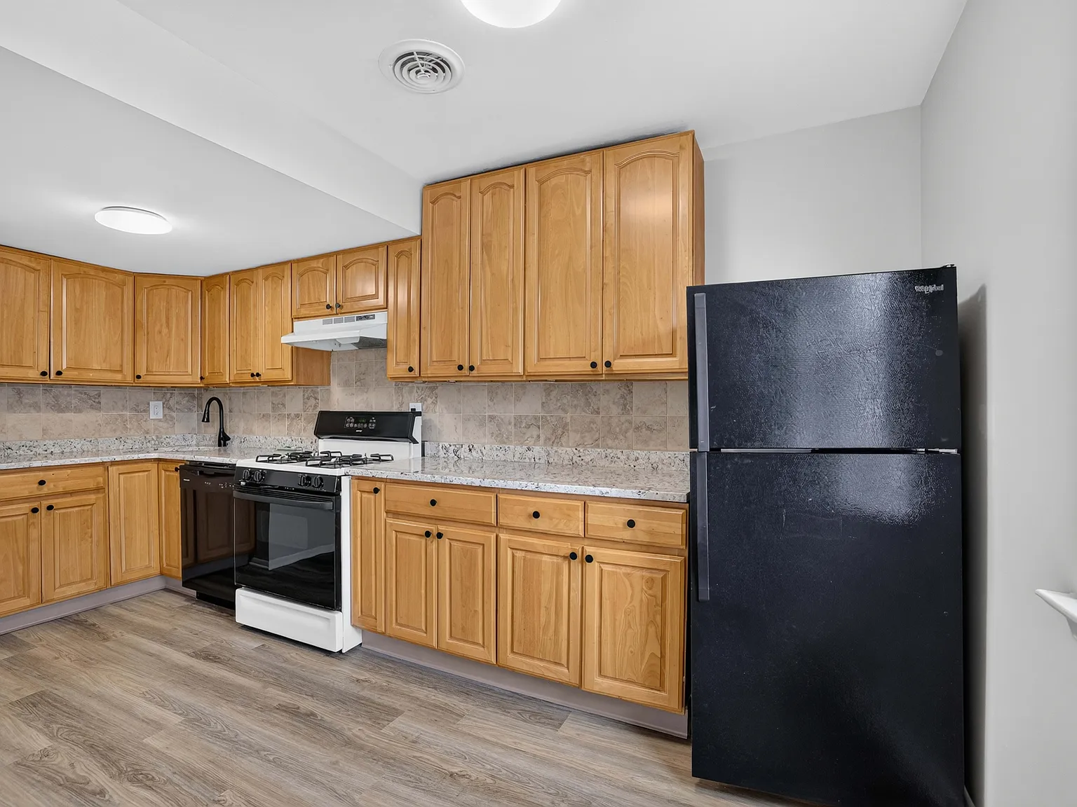 2 bed, 1.5 bath, 1100 sqft, $2,400 — Photo 3