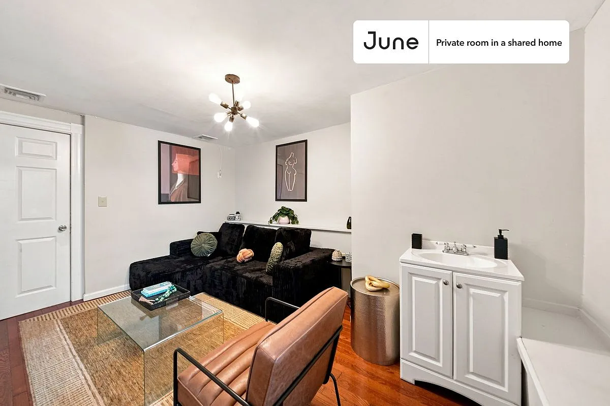 Full bedroom in 7 bed/2 bath home in Allston #834 D — Photo 4