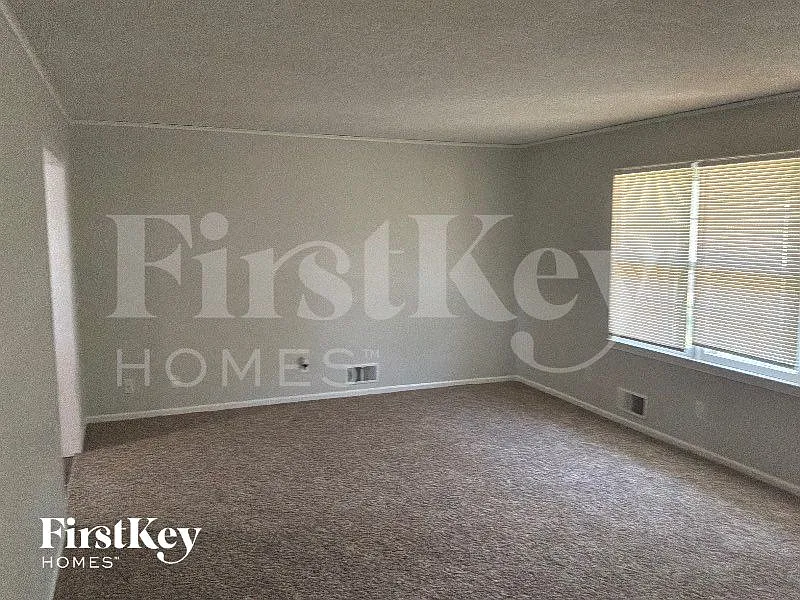 3 bed, 2.0 bath, 1689 sqft, $1,740 — Photo 3