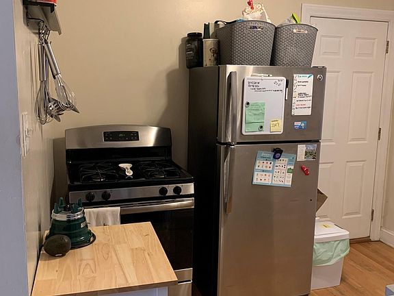 2nd image of 853 W Cornelia Ave #1STT