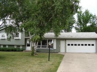 105 Maplewood Dr, Gwinner, ND 58040
