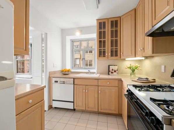 20 East 9th Street image 6 of 21