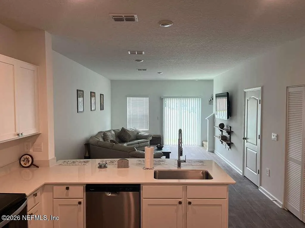 2 bed, 2.5 bath, 1210 sqft, $2,200 — Photo 4