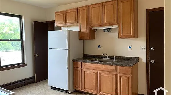 3 bed, 1000 sqft, $2,050 — Photo 3