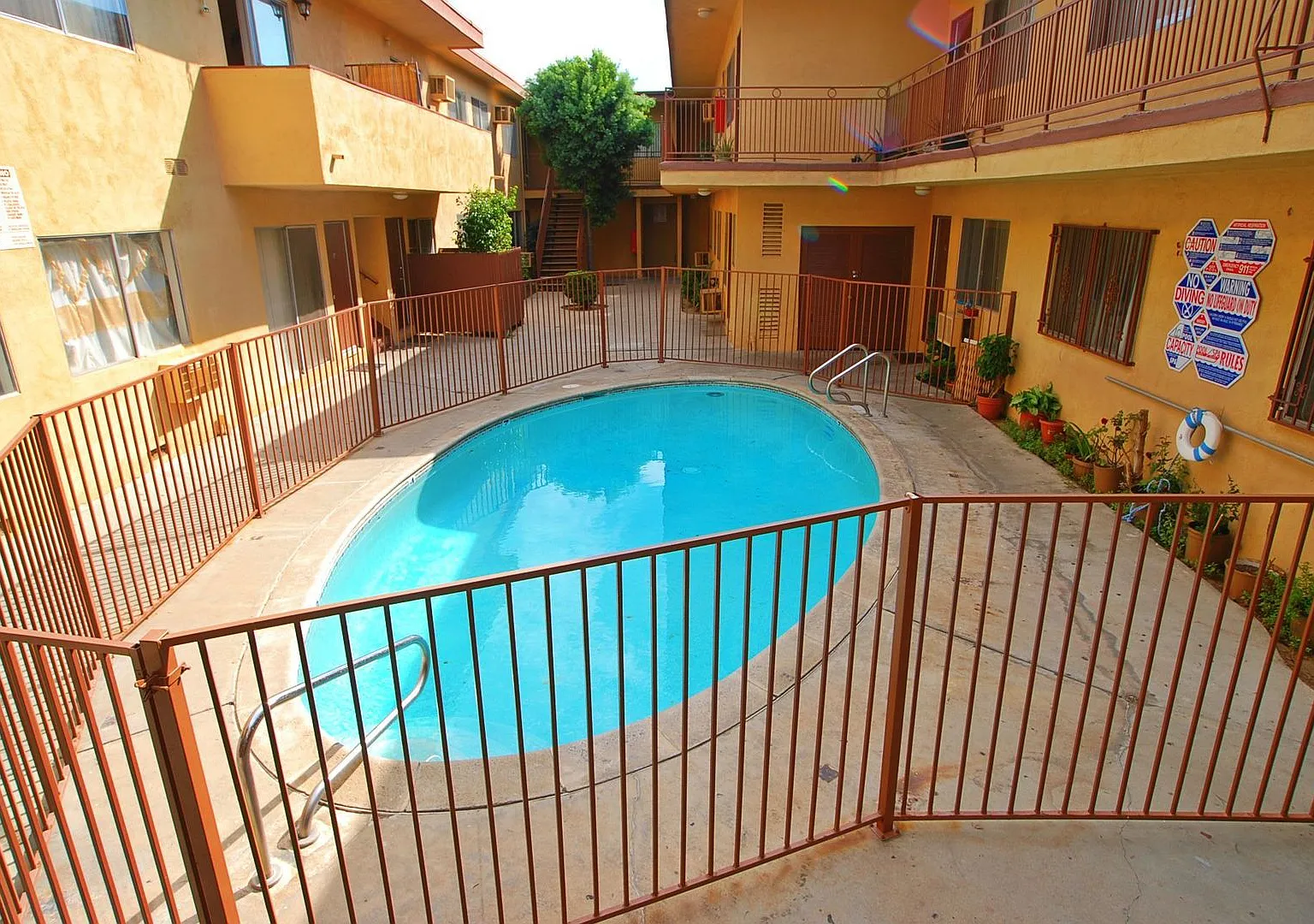 Roscoe Villa Apts — Photo 4