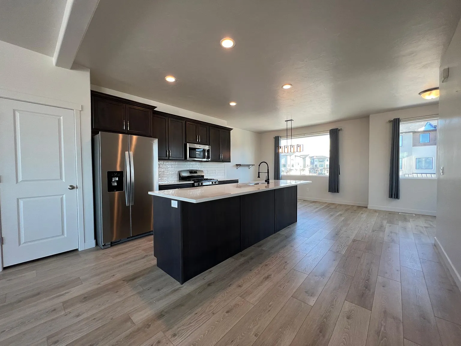 4 bed, 2000 sqft, $2,250 — Photo 2