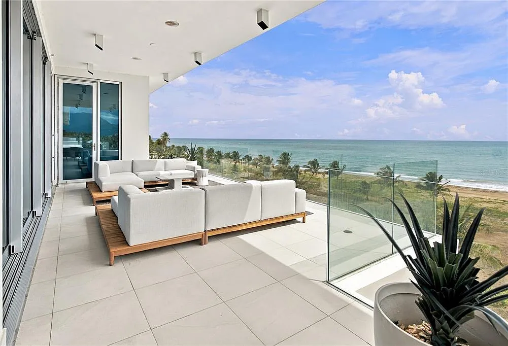 4 bed, 7.0 bath, 9000 sqft, $50,000 — Photo 4