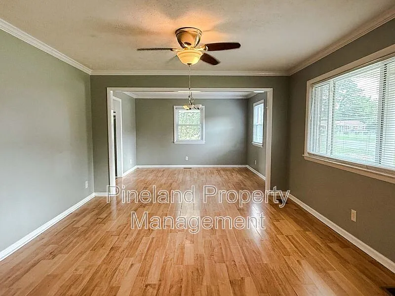 4 bed, 2.0 bath, 1859 sqft, $1,800 — Photo 4