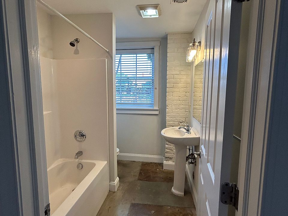 Large Bathroom with Tub