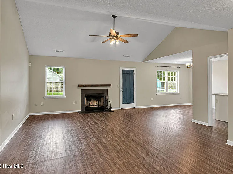 201 Ross Ct — Photo 5