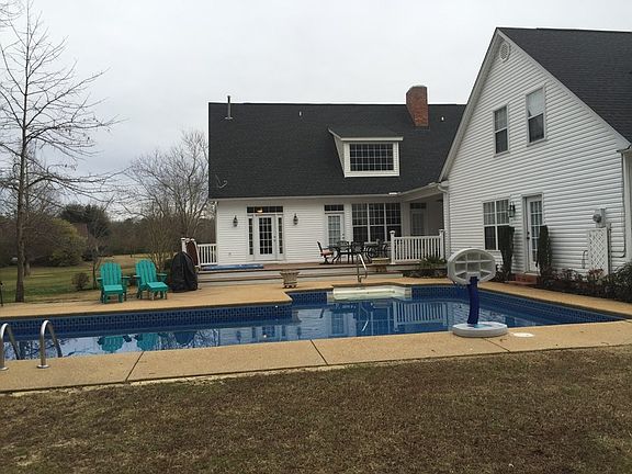 Back view : pool, deck and back of house