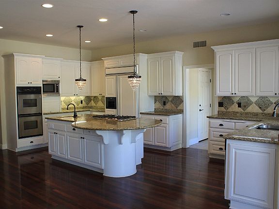 4th image of 402 Milagrosa Cir