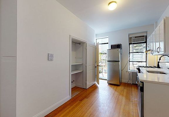 4th image of 146 Wythe Ave #2