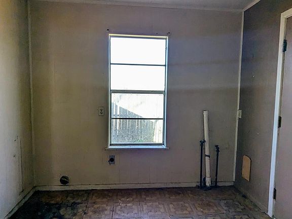4th image of 2109 Avenue K