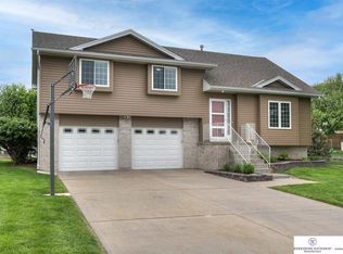 727 Grenoble Dr, Bellevue, NE 68123