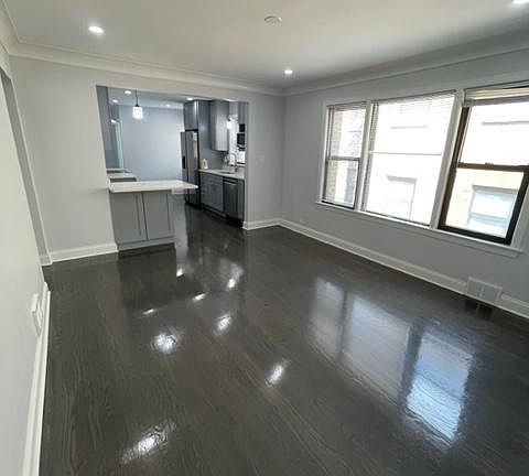 5th image of 2924 W Summerdale Ave #2