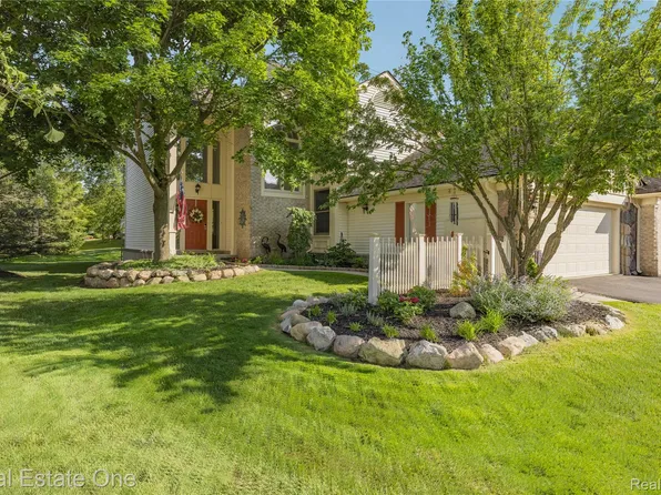 7105 Winding Brook Ct, West Bloomfield, MI 48322