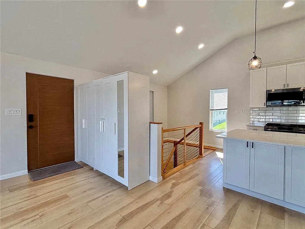 3 bed, 2.0 bath, 2187 sqft, $3,500 — Photo 4