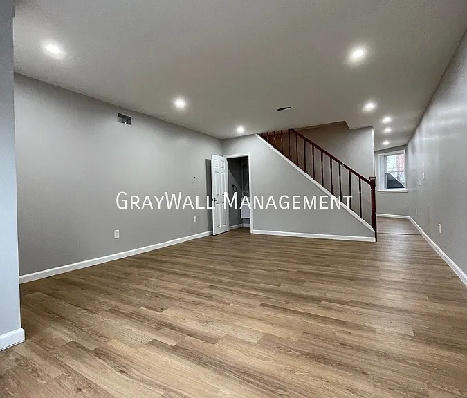 1916 73rd Ave — Photo 2