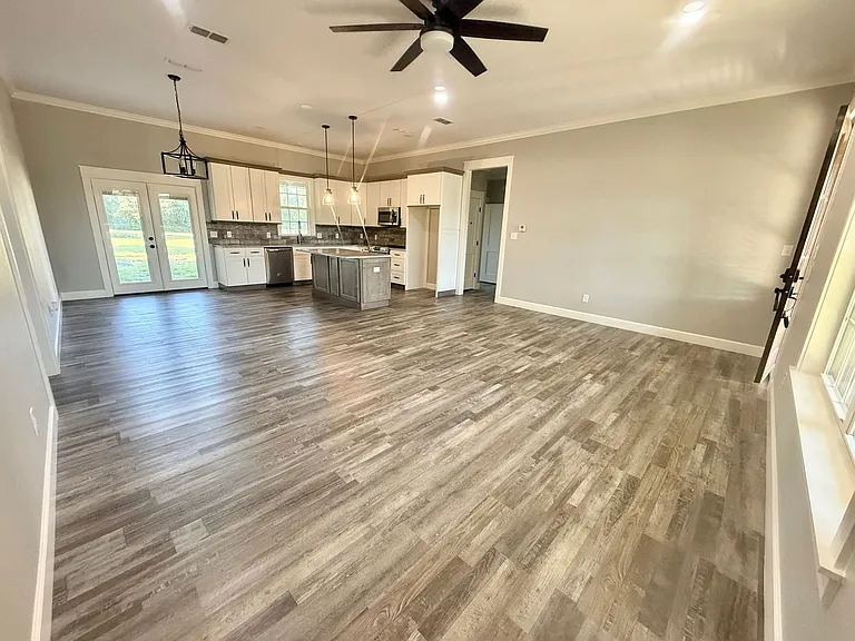 323 Eastdale Ln — Photo 2