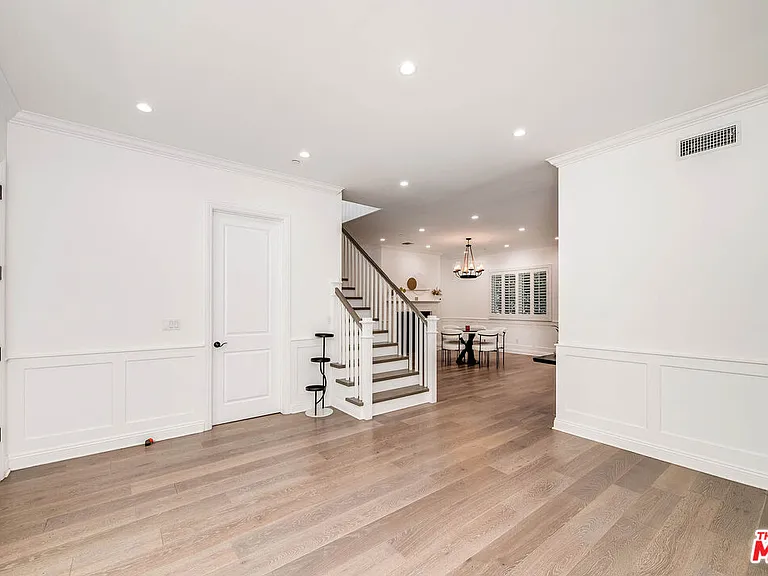 4222 Woodman Ave — Photo 9