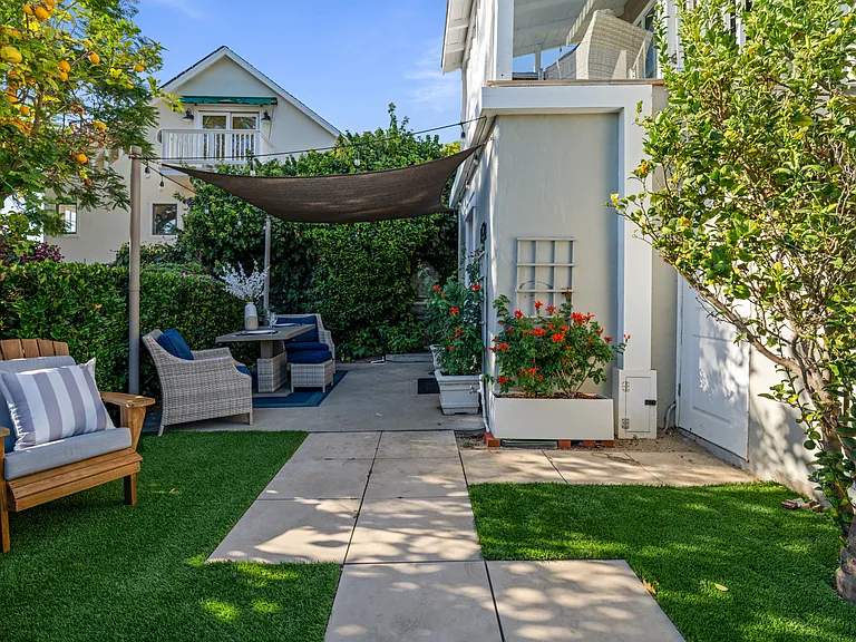 570 Park Ave — Photo 24