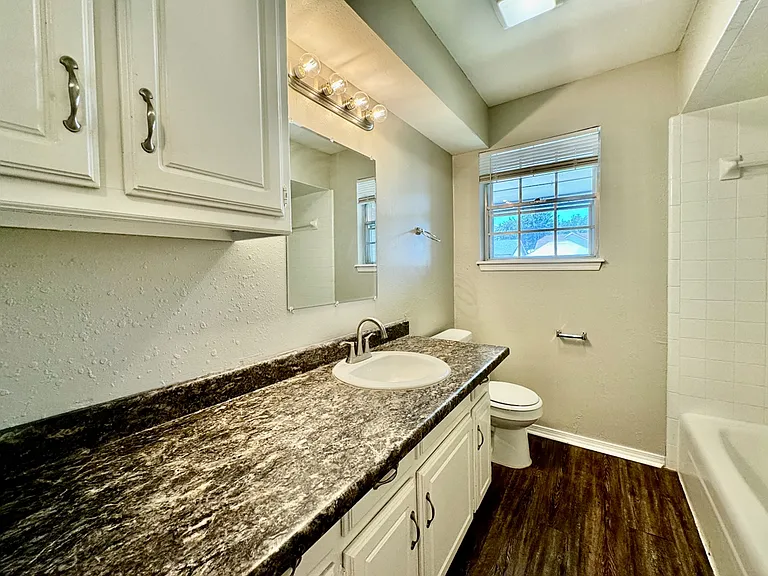 1006 Richmond St — Photo 16