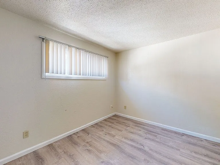 2515 10th ave — Photo 136