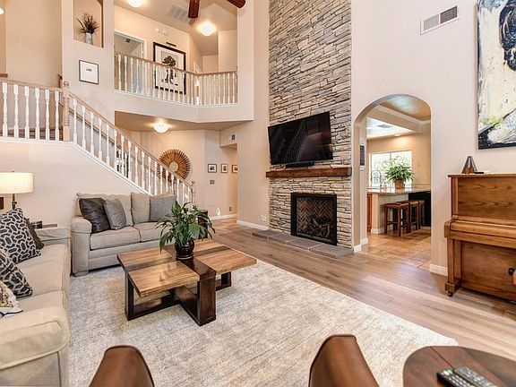 2nd image of 902 Parnell Ct