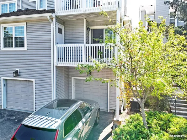 9 Hedgerow Dr #61, Englewood, NJ 07631