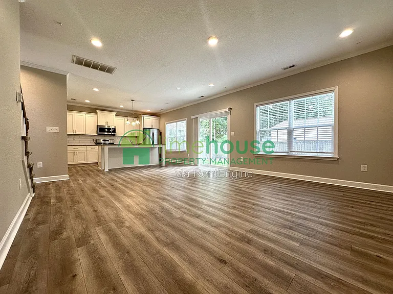 2101 Ball St — Photo 2