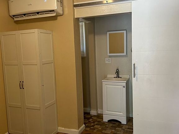 4th image of 315 1/2 E Elm St APT 4