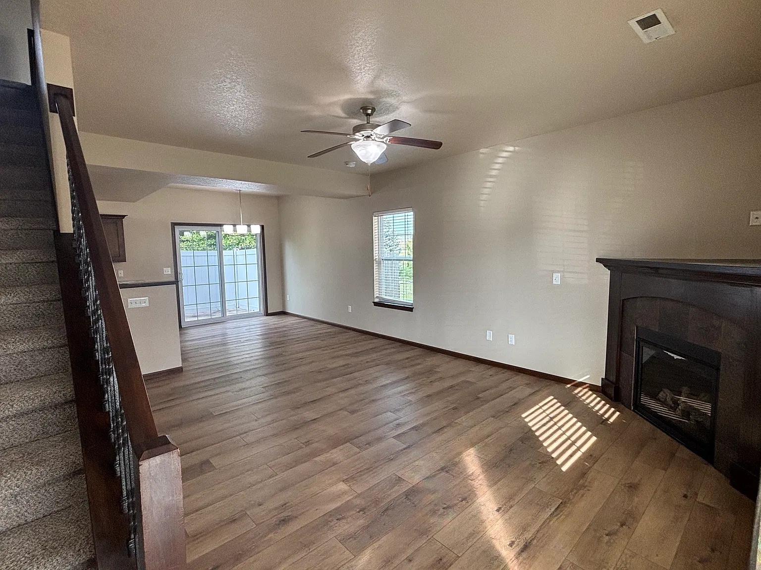 3 bed, 1595 sqft, $2,350 — Photo 4