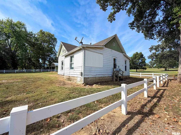 1613 Eldorado St, Eldorado, IL 62930