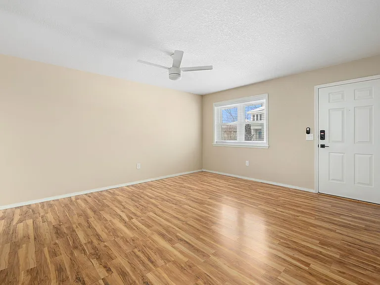 304 SE B St — Photo 3