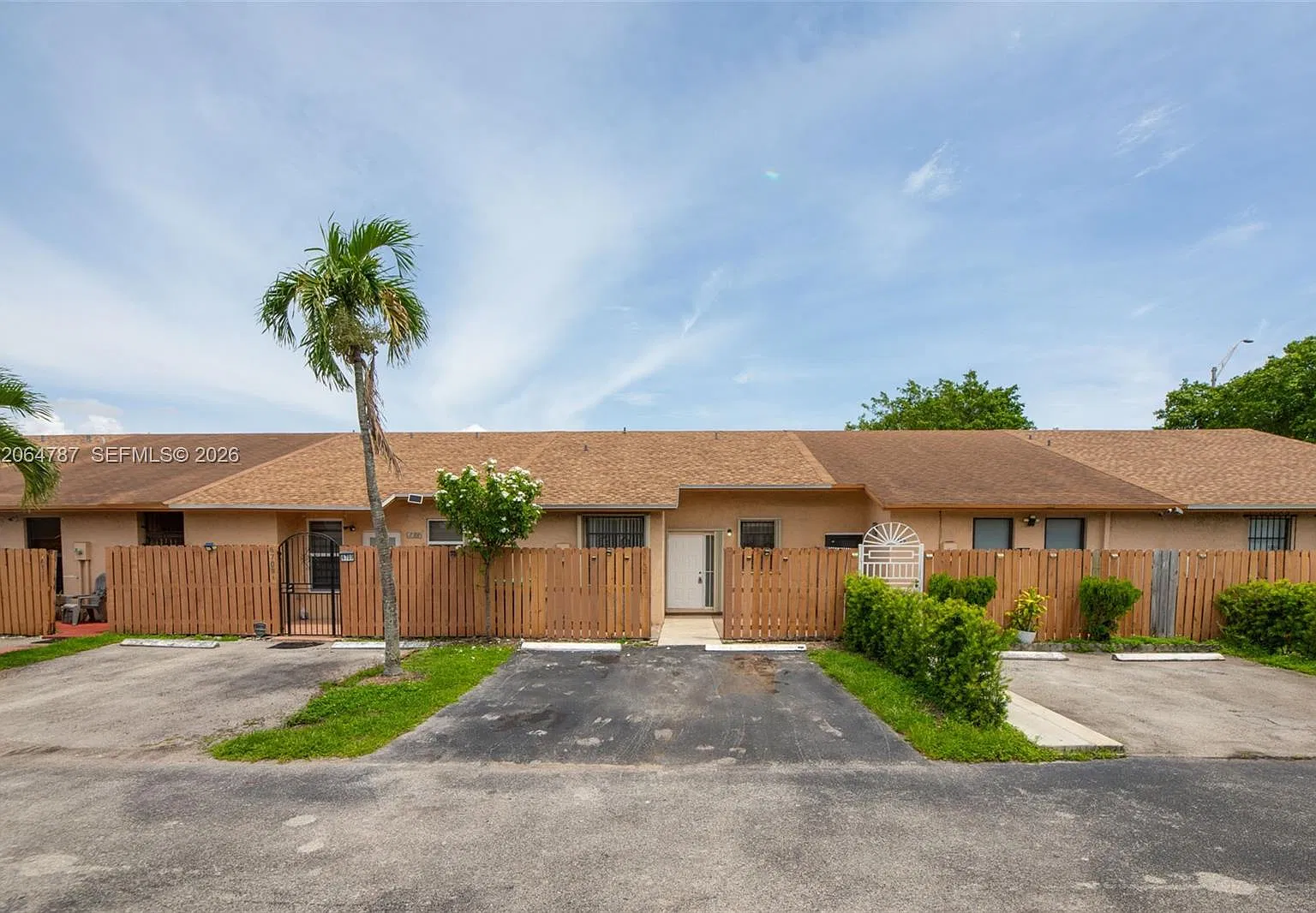 Country Lake Manors Townh — Photo 2