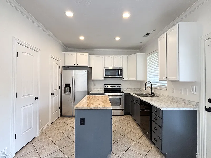 3 bed, 2.5 bath, 1321 sqft, $2,350 — Photo 4