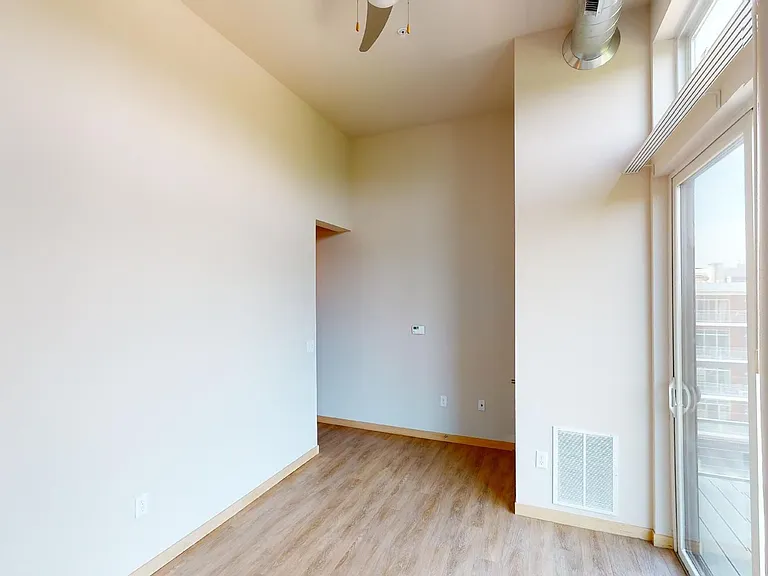 902 Drake St — Photo 52