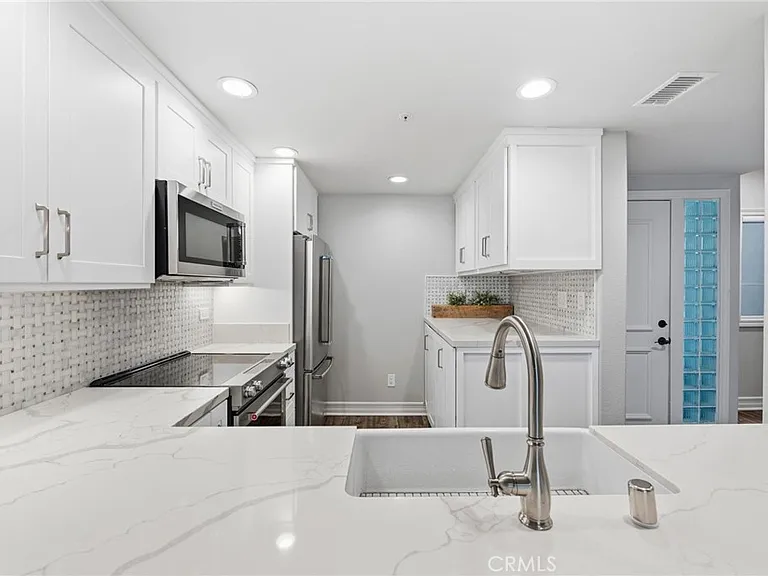 2243 Martin #218 — Photo 2