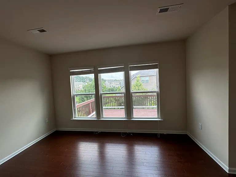 925 Lemster Ln — Photo 29