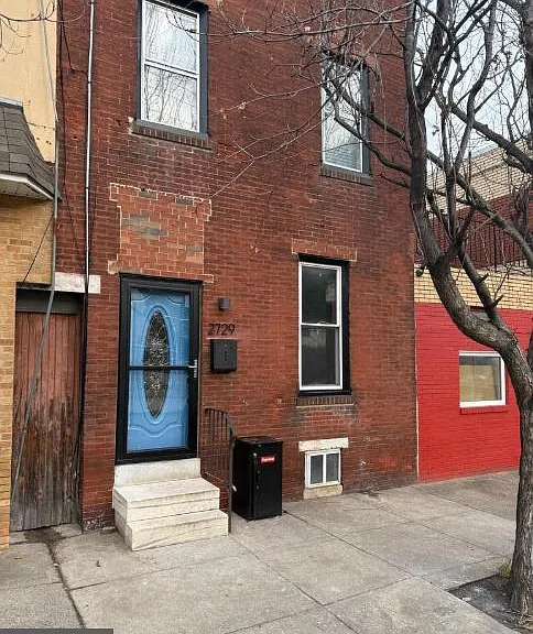2729 E Cambria St — Photo 2