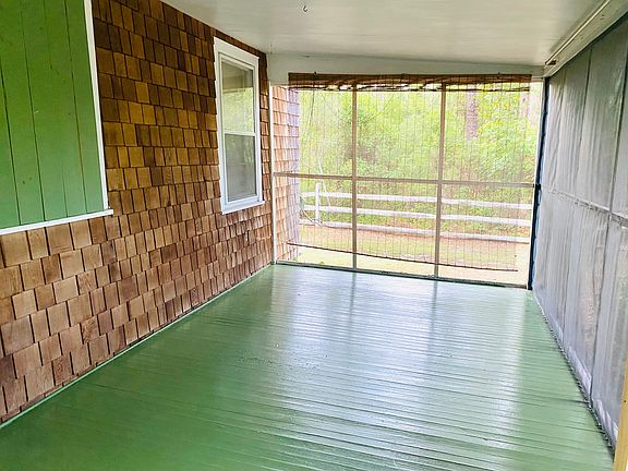 Screened porch, no storage use.
